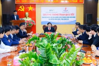 Đồng chí Phan Đình Trạc, Trưởng Ban Nội chính Trung ương dự Chương trình trao quà Tết cho người nghèo huyện Diễn Châu.