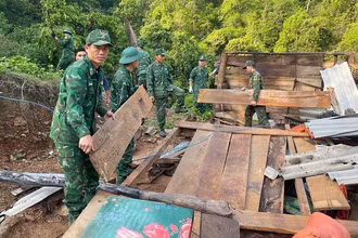 Đồn Biên phòng Mường Ải giúp người dân dựng lại nhà bị đổ do giông lốc.