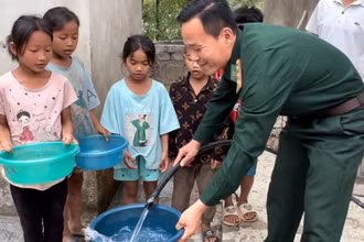 Bàn giao công trình nước sạch cho các nhà trường phục vụ sinh hoạt cho các cháu học sinh.