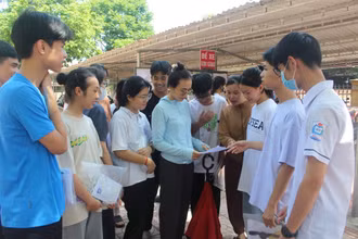 Cùng khảo lại bài sau khi thi xong môn Ngữ văn. (Ảnh Bá Hậu)