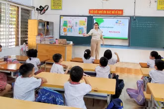 Các em học sinh rất thích thú học tiếng Anh với giáo viên người nước ngoài.