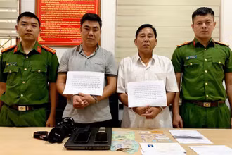 Hai đối tượng Hoàng Công Trình và Đặng Hữu Biểu bị công an Đô Lương bắt giữ.