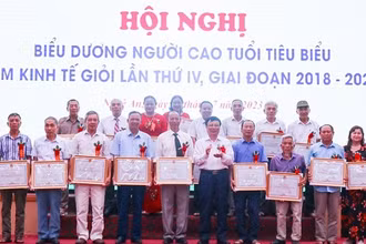 Tặng Bằng khen cho các cá nhân xuất sắc trong phong trào phát triển kinh tế. (Ảnh: Thanh Phúc)