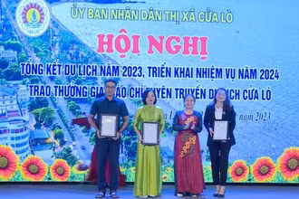 Trao cho các tác giả và nhóm tác giả đoạt giải Nhất.