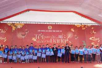 Hơn 1.000 đoàn viên, công nhân lao động có hoàn cảnh khó khăn của Công đoàn Khu Kinh tế Đông Nam được nhận quà tại chương trình. 