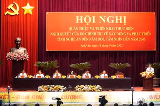 Đồng chí Trương Thị Mai cùng các đồng chí lãnh đạo chủ trì hội nghị.