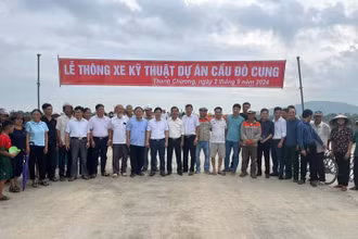 Người dân và lãnh đạo địa phương trong ngày thông xe kỹ thuật cầu Đò Cung. (Ảnh: TRÌNH NHÃ)