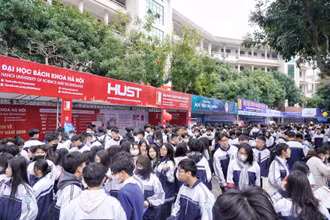 Chương trình tư vấn, tuyển sinh thu hút hàng nghìn học sinh đến tham dự.