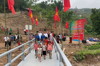 Niềm vui của dân bản và các cháu học sinh bản Nhôn Mai ngày khánh thành cầu qua suối khe Hỷ.