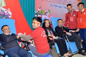 Lãnh đạo Sở Y tế Nghệ An và lãnh đạo huyện Nghi Lộc cùng tham gia hiến máu.