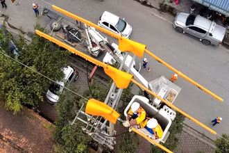 Điện lực Nghệ An thực hiện sửa chữa lưới điện bằng công nghệ Hotline, không gây gián đoạn quá trình sản xuất và sinh hoạt.