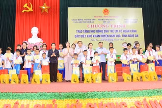 Trao học bổng và quà cho các em học sinh trên địa bàn huyện Nghi Lộc. (Ảnh: Thanh Quỳnh)