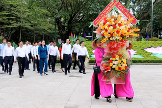 Các đại biểu làm lễ dâng hoa, dâng hương tại Khu di tích Kim Liên - Di tích Quốc gia đặc biệt. (Ảnh: Phan Quỳnh)