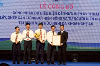 Trao quyết định của Bộ Y tế về việc công nhận đủ điều kiện để thực hiện kỹ thuật lấy, ghép gan từ người hiến sống và người hiến chết não cho Bệnh viện Hữu nghị đa khoa Nghệ An.