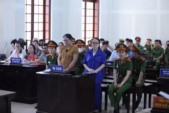 Bị cáo Lê Thị Dung (bên phải) và Nguyễn Thị Hương tại phiên tòa phúc thẩm ngày 13/6.