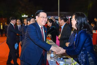 Chủ tịch Quốc hội Vương Đình Huệ với các đại biểu dự lễ công bố.