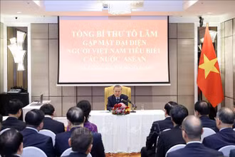 Tổng Bí thư Tô Lâm nói chuyện với đại diện người Việt Nam tiêu biểu các nước ASEAN. (Ảnh: Thống Nhất/TTXVN)