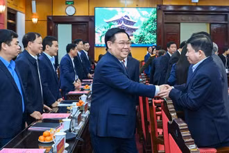 Chủ tịch Quốc hội Vương Đình Huệ với các đồng chí Ban Thường vụ Tỉnh ủy Thái Bình.