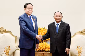 Chủ tịch Quốc hội Trần Thanh Mẫn gặp nguyên Chủ tịch Quốc hội Campuchia Samdech Heng Samrin.