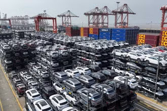 Xe ô-tô chạy bằng năng lượng mới chờ xuất khẩu tại khu cảng ở thành phố Thái Thương thuộc Tô Châu, tỉnh Giang Tô, Trung Quốc. (Ảnh: THX/TTXVN)