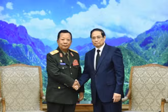 Thủ tướng Phạm Minh Chính đón Đại tướng Chansamone Chanyalath, Phó Thủ tướng, Bộ trưởng Quốc phòng Lào.