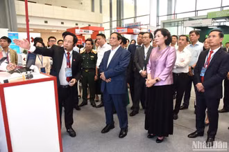 Thủ tướng Phạm Minh Chính tham quan trưng bày về ứng dụng chuyển đổi số trong lĩnh vực ngân hàng.