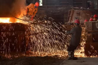 Thép được sản xuất tại nhà máy ở tỉnh Chiết Giang, Trung Quốc. (Ảnh: AFP/TTXVN)