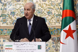 Tổng thống Algeria Abdelmadjid Tebboune phát biểu trong cuộc họp báo ở Algiers ngày 3/3/2024. (Ảnh: THX/TTXVN)