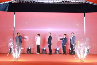 Đại biểu thực hiện nghi thức khai mạc. 