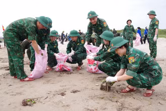 Các đoàn viên, thanh niên tham gia làm sạch hơn 1km bãi biển Cửa Lò.