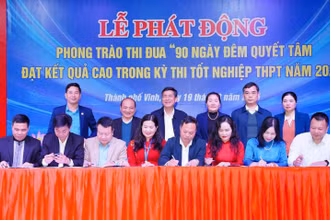 Lãnh đạo Liên đoàn Lao động tỉnh và Sở Giáo dục và Đào tạo chứng kiến lễ ký kết thực hiện phong trào của các nhà trường.