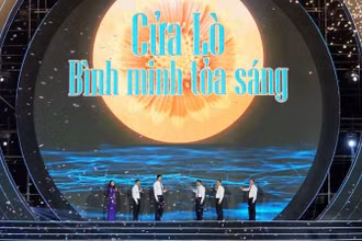 Lãnh đạo tỉnh Nghệ An kích hoạt biểu tượng khai mạc Lễ hội Du lịch Cửa Lò năm 2025.
