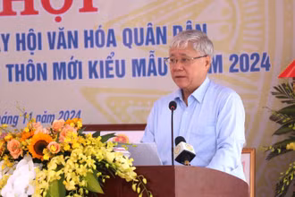 Ủy viên Bộ Chính trị, Bí thư Trung ương Đảng, Chủ tịch Ủy ban Trung ương Mặt trận Tổ quốc Việt Nam Đỗ Văn Chiến dự và phát biểu tại Ngày hội Đại đoàn kết toàn dân – Ngày hội Văn hóa quân dân với nhân dân khu dân cư Đình Cao, xã Đình Cao, huyện Phù Cừ, tỉnh Hưng Yên.