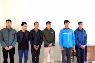 Các đối tượng đánh bạc tại cơ quan chức năng. 