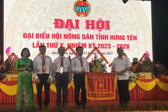 Chủ tịch UBND tỉnh Hưng Yên Trần Quốc Văn trao cờ thi đua của Chính phủ cho lãnh đạo Hội Nông Dân tỉnh Hưng Yên, tại Đại hội Đại biểu Hội Nông Dân tỉnh Hưng Yên Khóa X, nhiệm kỳ 2023-2028.