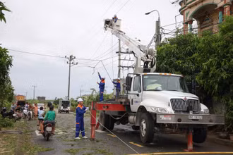 Công ty Điện lực Hưng Yên huy động nhân lực, phương tiện khẩn trương sửa chữa sự cố lưới điện sau bão số 3.