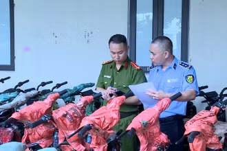 Tổ công tác Đội 3 - phòng Cảnh sát Kinh tế Công an tỉnh Hưng Yên kiểm tra kho hàng của anh Lưu Hải Bắc, xã Minh Châu, huyện Yên Mỹ, tỉnh Hưng Yên phát hiện trong kho có 230 chiếc xe đạp điện không rõ nguồn gốc, xuất xứ.