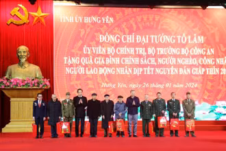 Đại tướng Tô Lâm, Ủy viên Bộ Chính trị, Bộ trưởng Công an cùng Bí thư Tỉnh ủy Hưng Yên tặng quà cho người có công tỉnh Hưng Yên.