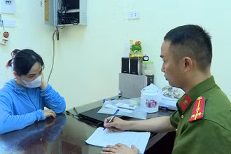 Công an tỉnh Hưng Yên làm việc với chủ cơ sở kinh doanh Nguyễn Thị Ngọc, xã Tân Việt, huyện Yên Mỹ, tỉnh Hưng Yên.