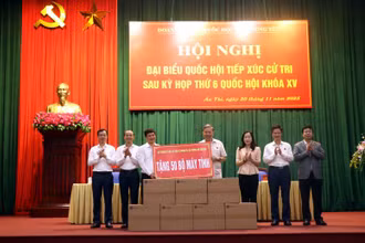 Bộ trưởng Công an Tô Lâm đã tặng 50 bộ máy vi tính cho các trường học trên địa bàn huyện Ân Thi.