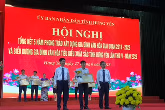 Lãnh đạo tỉnh Hưng Yên trao tặng Bằng khen cho các tập thể, cá nhân và các gia đình văn hóa tiêu biểu.