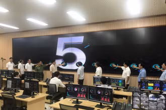 Lãnh đạo tỉnh Hưng Yên khai trương Trung tâm điều hành thông minh tỉnh Hưng Yên.