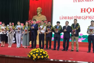 Lãnh đạo tỉnh Hưng Yên trao tặng Cúp Phố Hiến cho một số doanh nghiệp tiêu biểu ở tỉnh Hưng Yên.