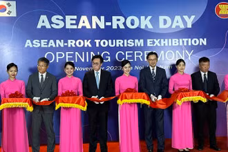 Các đại biểu cắt băng khai mạc Triển lãm Du lịch ASEAN-Hàn Quốc.