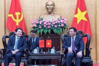 Đồng chí Nguyễn Xuân Thắng (bên phải) tiếp đồng chí Lý Trí Dũng.