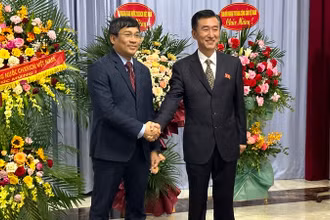 Thứ trưởng Thường trực Bộ Ngoại giao Nguyễn Minh Vũ (bên trái) và Đại biện lâm thời Đại sứ quán Triều Tiên Ri Ho Jun.