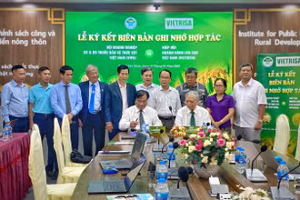 Chủ tịch VIPA Nguyễn Văn Sơn và Chủ tịch VIETRISA Bùi Bá Bổng, ký biên bản ghi nhớ hợp tác. 
