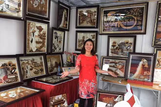 Chị Nguyễn Thị Vân, xã Đông Xuân, huyện Sóc Sơn (Hà Nội) bên các tác phẩm tranh gạo.