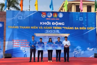 Lãnh đạo Tỉnh đoàn Lạng Sơn trao kinh phí hỗ trợ xây dựng các công trình thanh niên tại huyện Tràng Định.