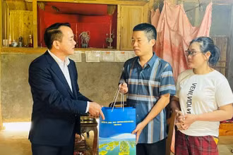 Phó Chủ tịch Ủy ban nhân dân huyện Yên Bình Lã Tuấn Hưng trao quà và động viên hộ gia đình anh Đỗ Văn Khương, xã Xuân Lai đã di dời nhà ở nhường đất cho dự án đường điện 500kV.